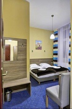 Old Town Luxe Retreat - King Bed - Steps To Main Square Apartamento *